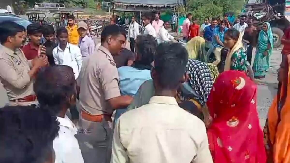 in Banda Angry villagers blocked road after stopping accident-hit truck-read full news 
