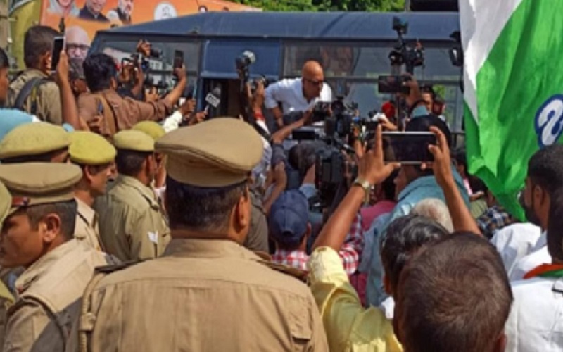 Congress workers marching from Banda to Fatehpur were put under home arrest by police
