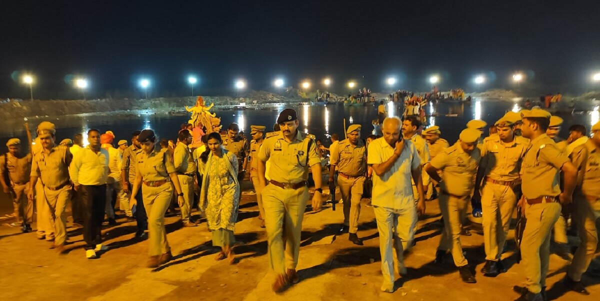 Banda: Immersion of Maa Durga idol...devotees bid farewell to Mata Jagadamba with moist eyes