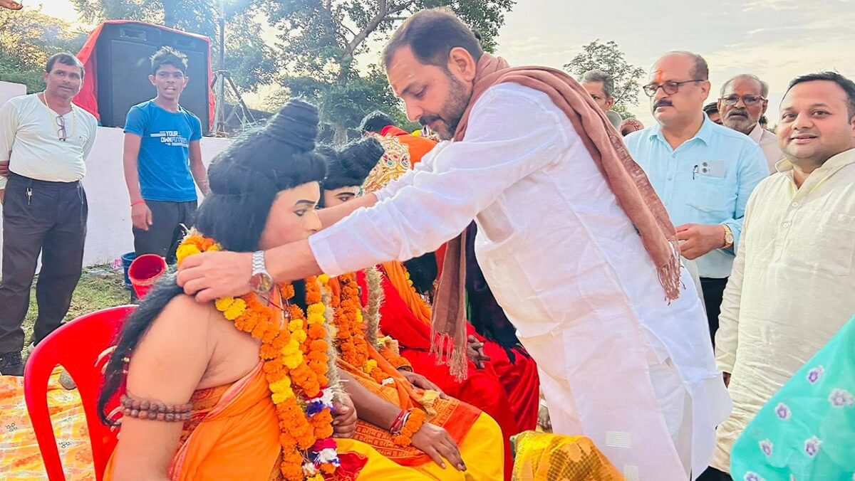 Dussehra: MLA Prakash Dwivedi worshipped Lord Ram and Laxman by applying tilak in Banda