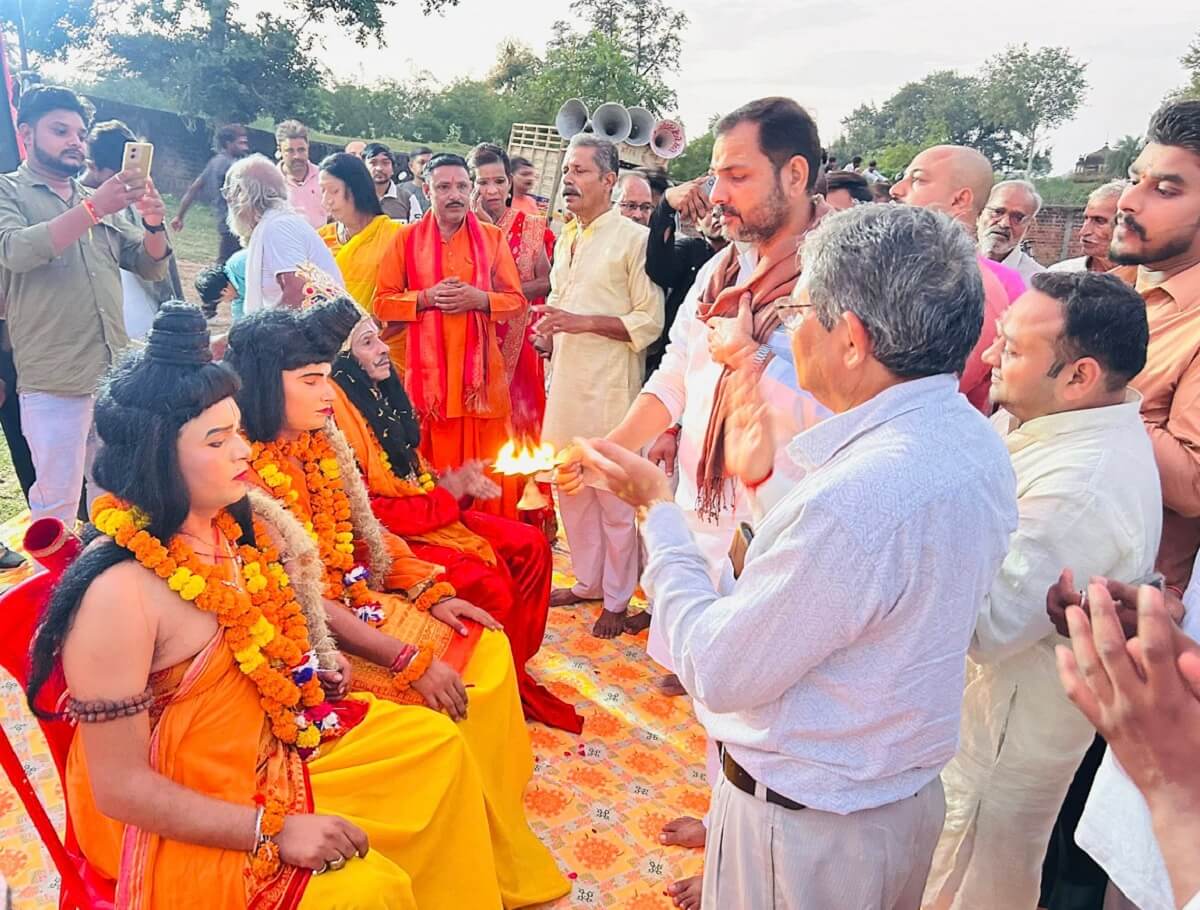 Dussehra: MLA Prakash Dwivedi worshipped Lord Ram and Laxman by applying tilak in Banda 