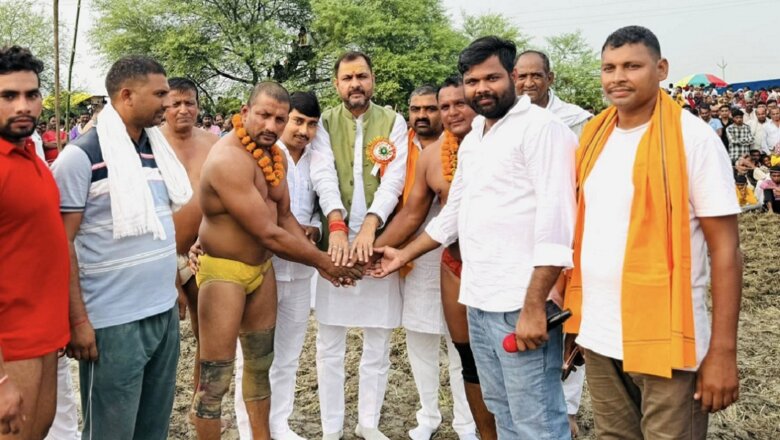 बांदा विधायक ने पहलवानों का हाथ मिलवाकर शुरू कराया दंगल