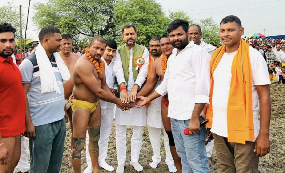 Banda MLA inaugurated wrestling competition in Baberu by making wrestlers shake hands