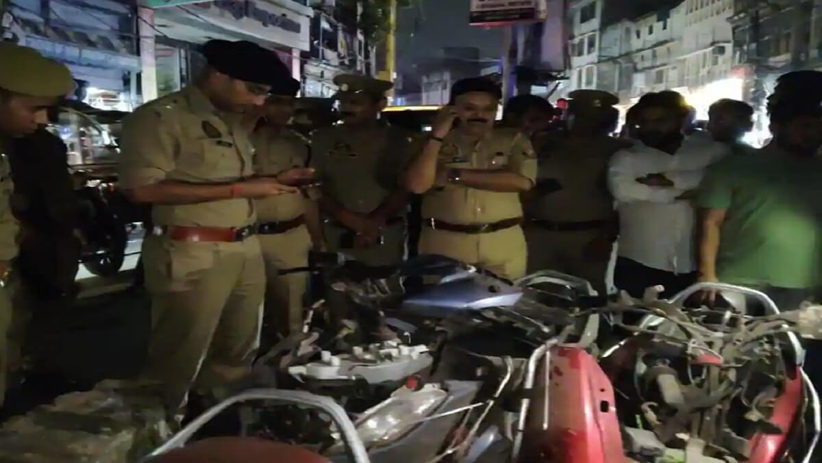 explosion-near-mosque-in-kanpur-8-injured-4-referred-to-lucknow-buildings-shaken