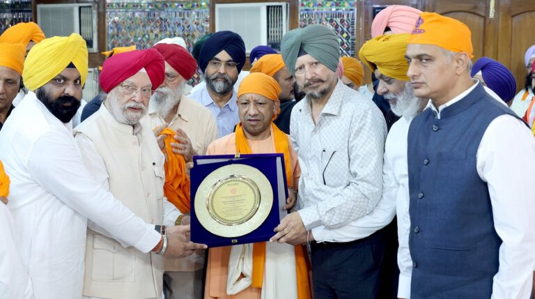 CM Yogi said-contribution of Sikh Gurus in Sanatan tradition is unforgettable