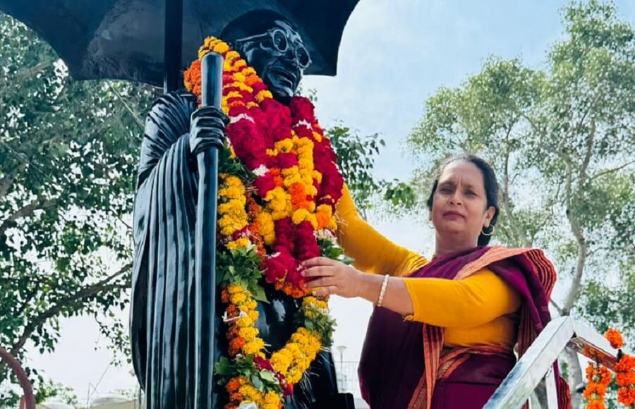 Congressmen in Banda celebrated birth anniversary of Mahatma Gandhi and Shastriji