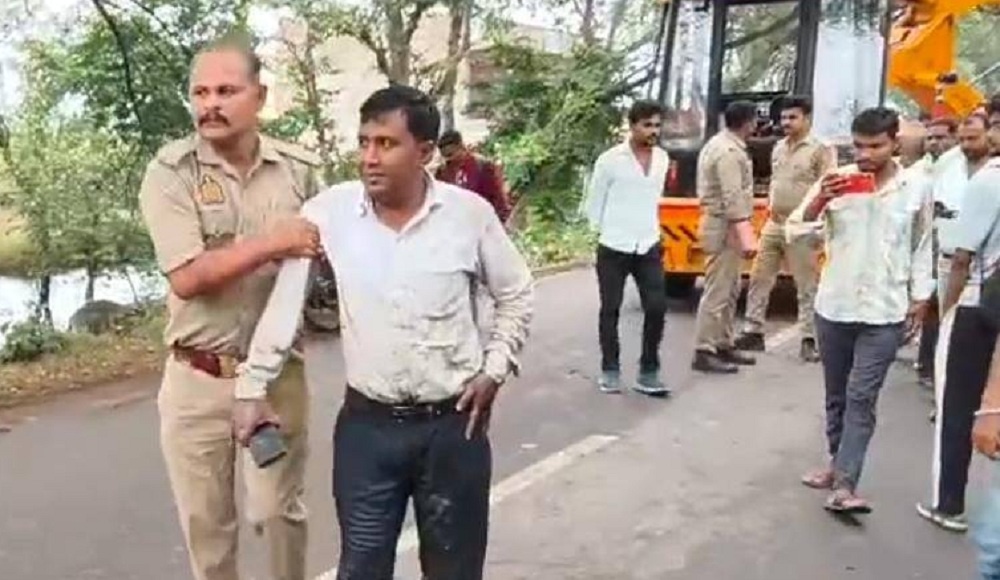 Banda bus overturns into ditch-15 passengers injured seriously