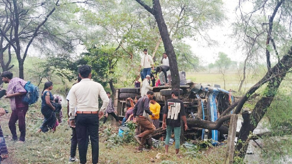 Banda bus overturns into ditch-15 passengers injured seriously