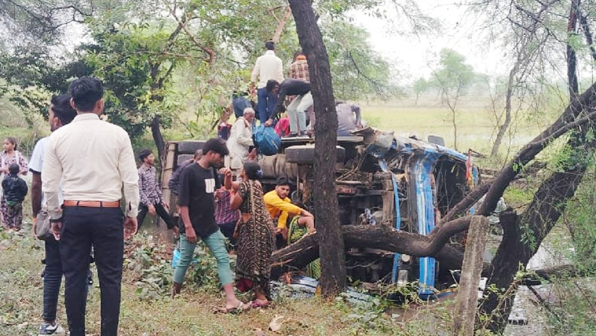 Banda bus overturns into ditch-15 passengers injured seriously