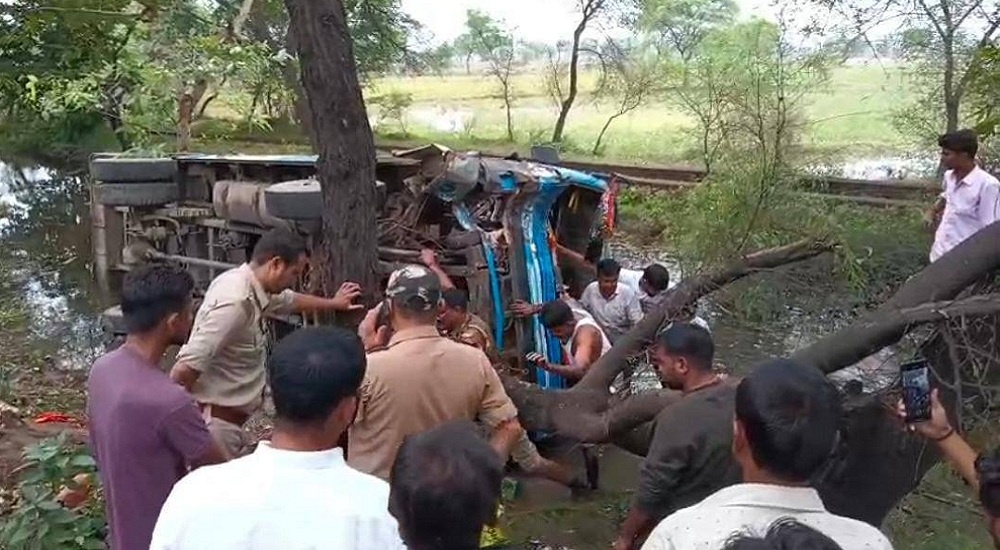 Banda bus overturns into ditch-15 passengers injured seriously