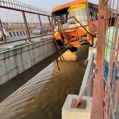 Hapur: दो पुलों के बीच हवा में बस लटकी…यात्रियों की जान अटकी-बड़ा हादसा टला