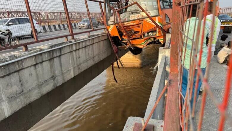 UP: Bus hangs between two bridges in Hapur-passengers' lives at stake