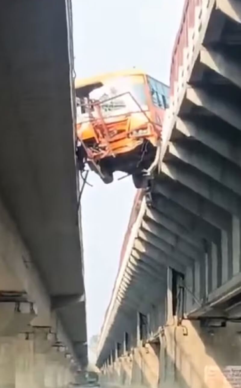 UP: Bus hangs between two bridges in Hapur-passengers' lives at stake