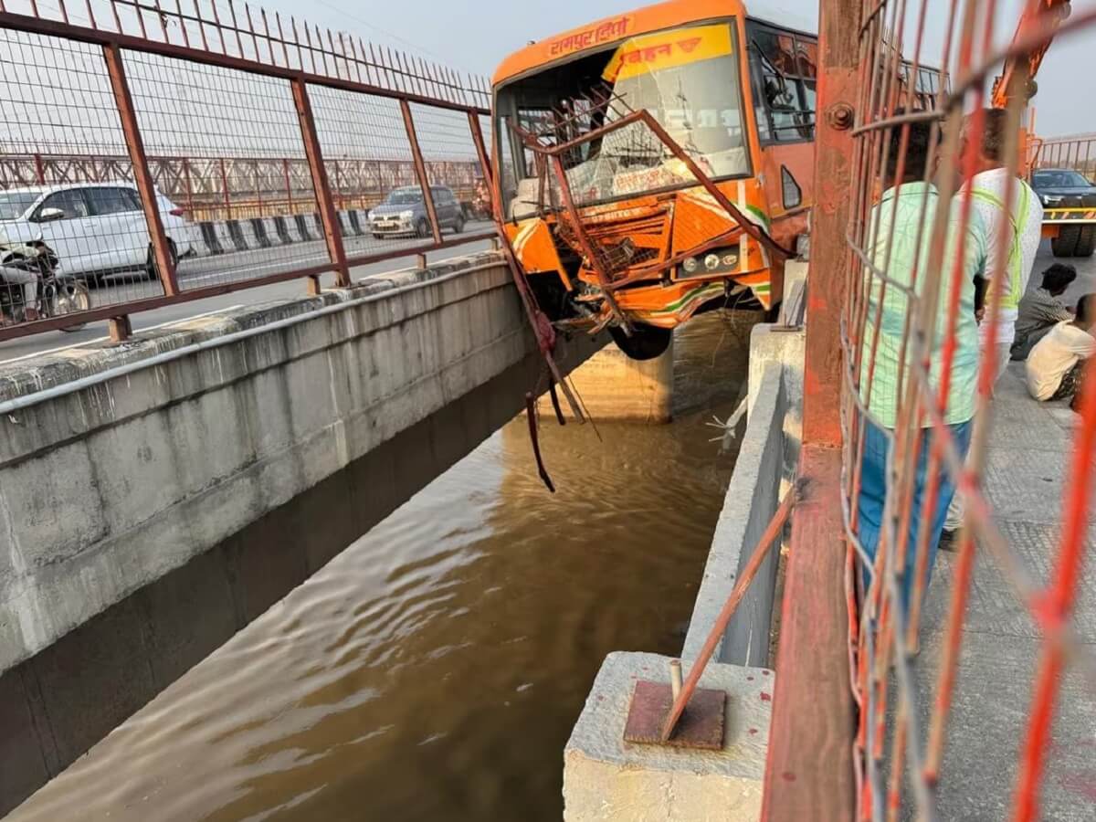 UP: Bus hangs between two bridges in Hapur-passengers' lives at stake