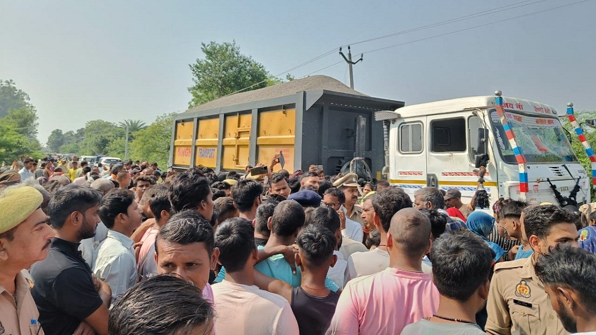 Breaking: speeding truck crushed student in Banda…Angry people blocked road