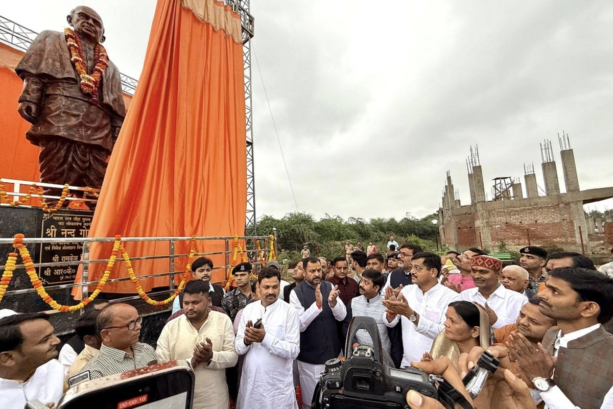 UP Minister Nandi unveiled statue of Sardar Patel in Banda