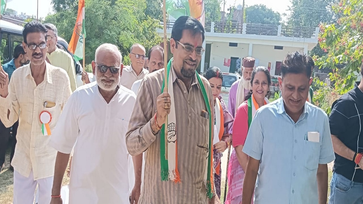 Congress workers marching from Banda to Fatehpur were put under home arrest by police