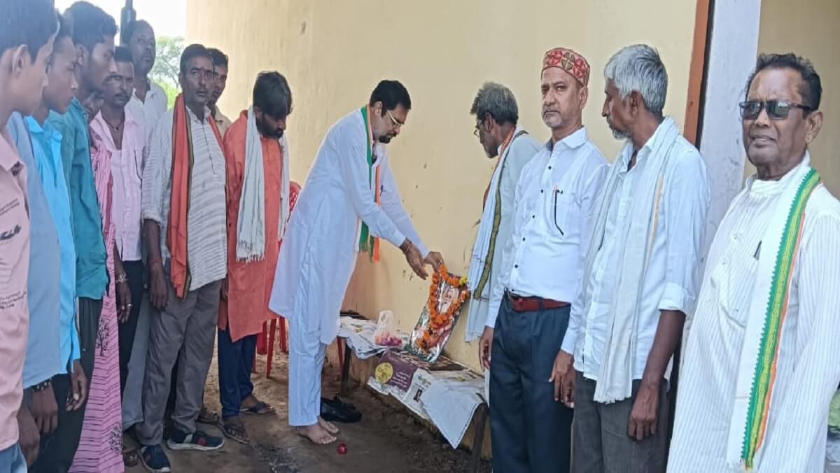Valmiki Jayanti: Congress workers in Banda paid tribute to Lord Valmiki 