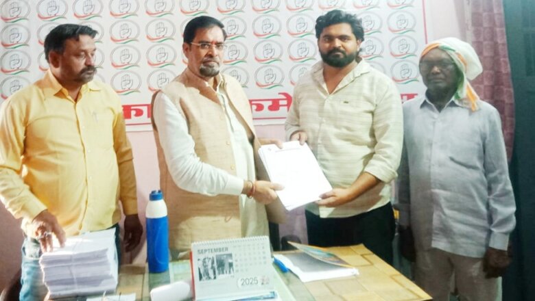 बांदा में कांग्रेस ने तेज की MLC चुनाव की तैयारियां, फार्म बांटे