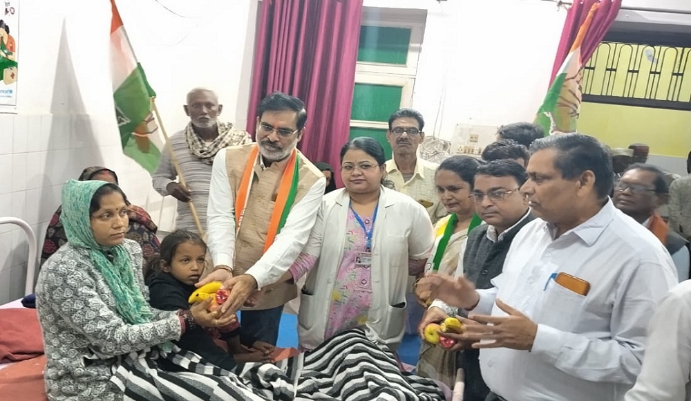 Congress workers paid tribute to late Indira Gandhi and Sardar Patel by laying flowers and distributing fruits