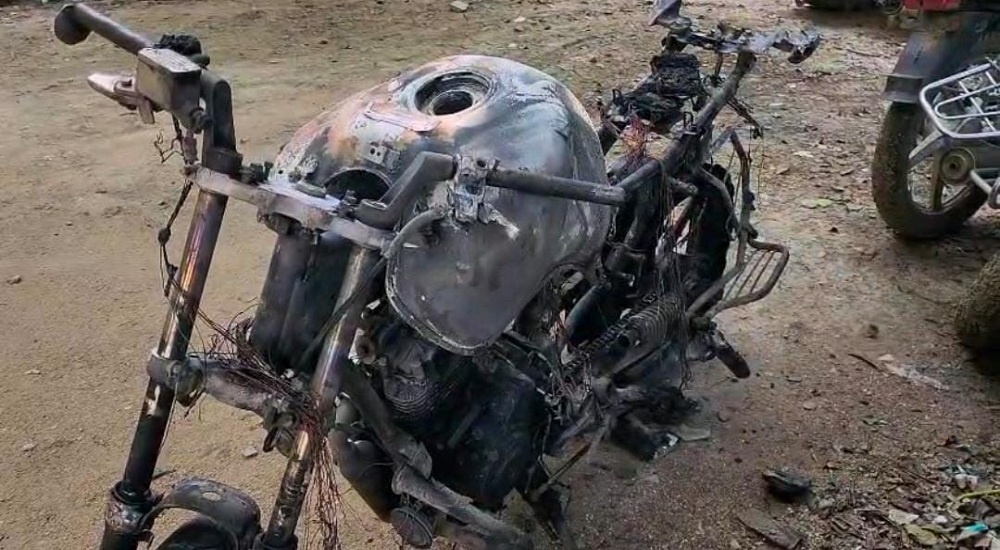 bike suddenly burst into flames in Banda city 