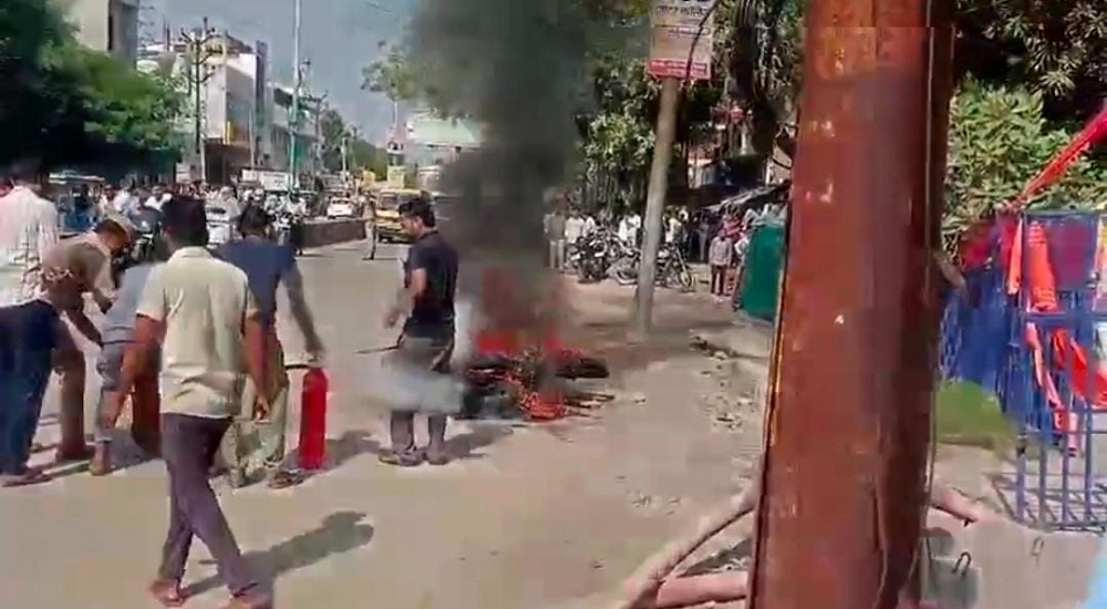 bike suddenly burst into flames in Banda city 