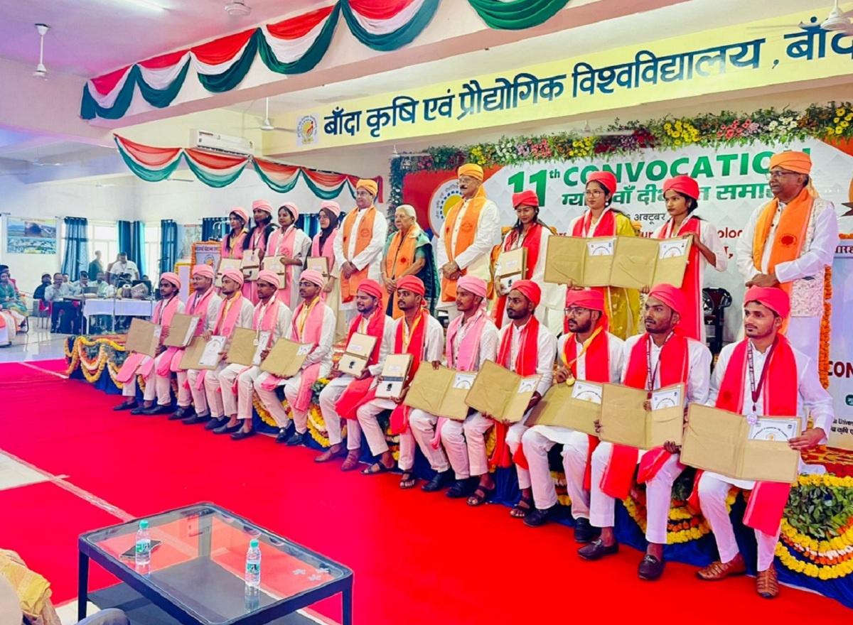 Governor distributed medals to students at Agricultural University in Banda 