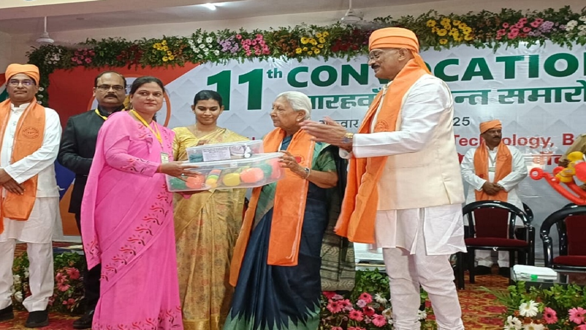 Governor distributed medals to students at Agricultural University in Banda 