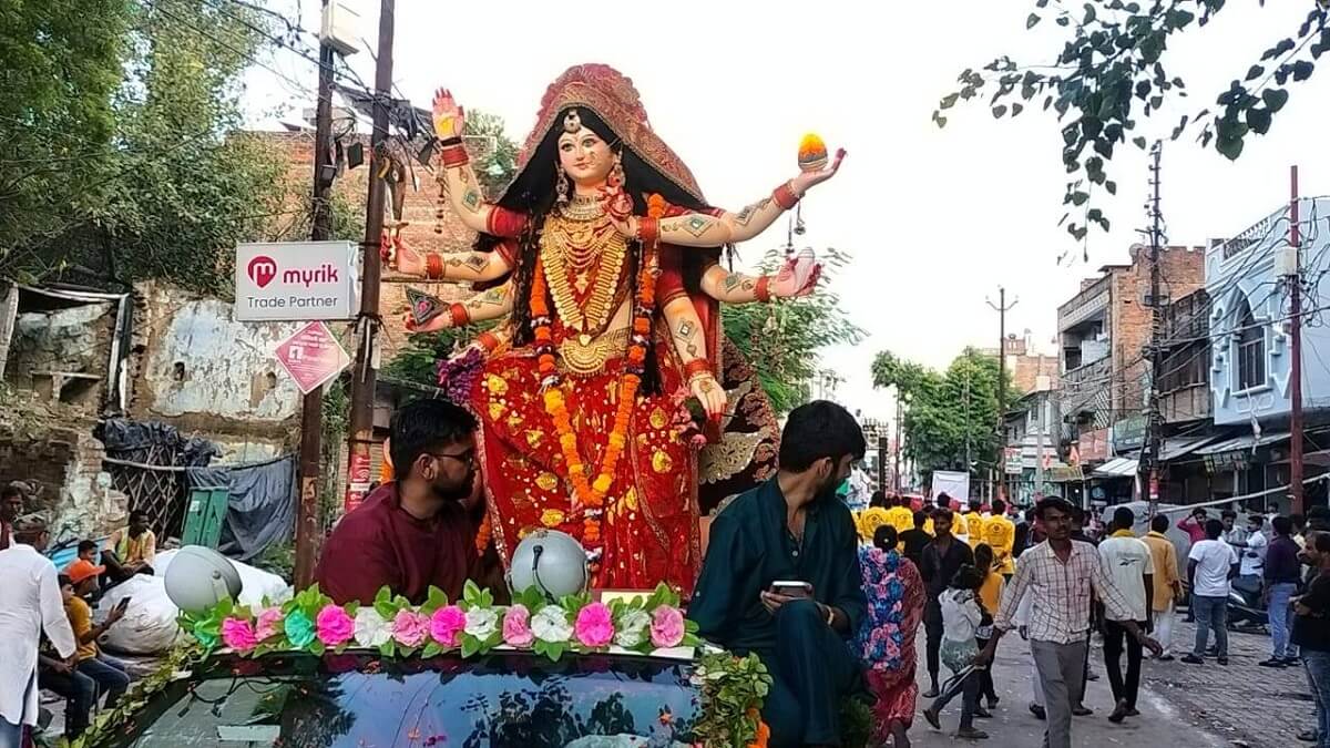 Banda: Immersion of Maa Durga idol...devotees bid farewell to Mata Jagadamba with moist eyes