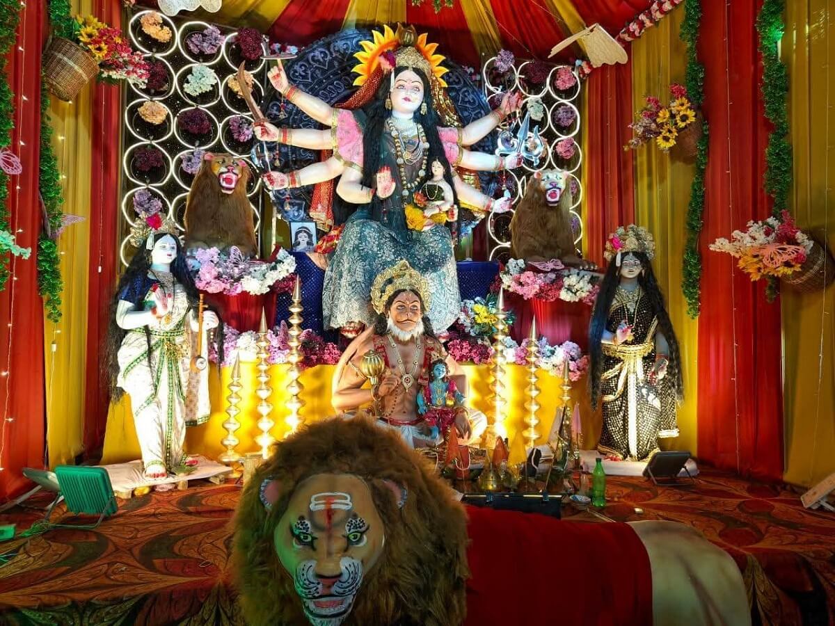 Banda: Immersion of Maa Durga idol...devotees bid farewell to Mata Jagadamba with moist eyes