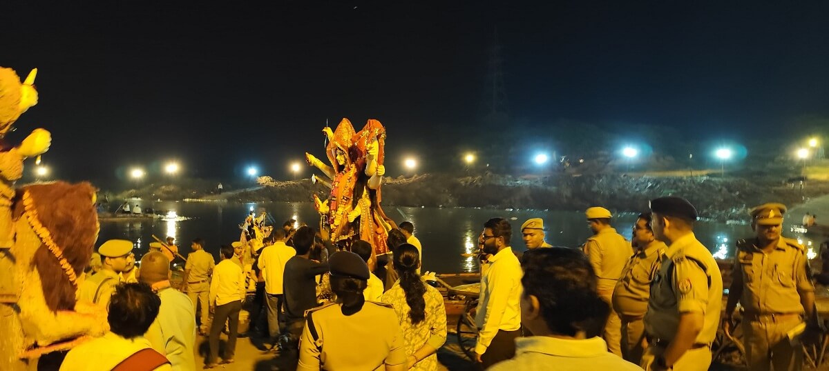 Banda: Immersion of Maa Durga idol...devotees bid farewell to Mata Jagadamba with moist eyes