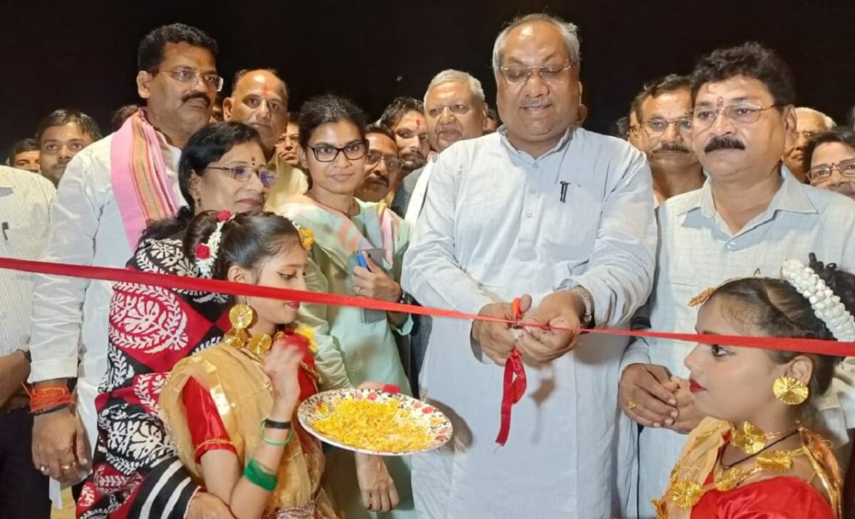 Minister Sanjay Nishad inaugurated Swadeshi Fair at JN College in Banda 