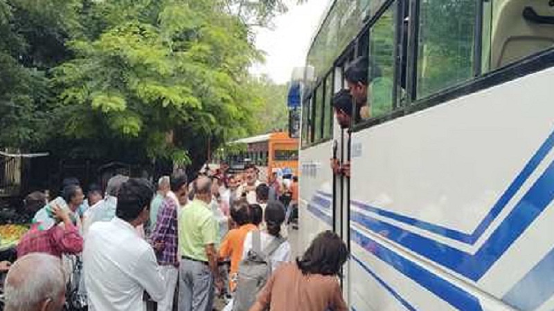 Banda: Roadways RM accused of assault-Roadways driver and conductor filed complaint