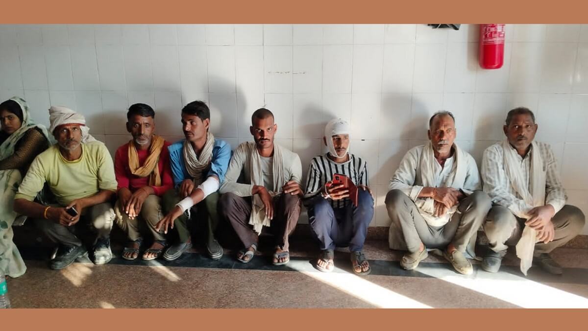 pickup-truck-overturned-after-tyre-burst-injuring-12-people-in-banda