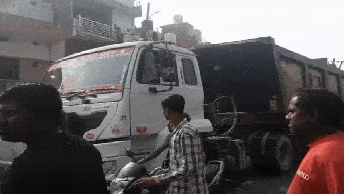 Banda: Student crushed by dumper-dies on spot-crowd blocks highway 