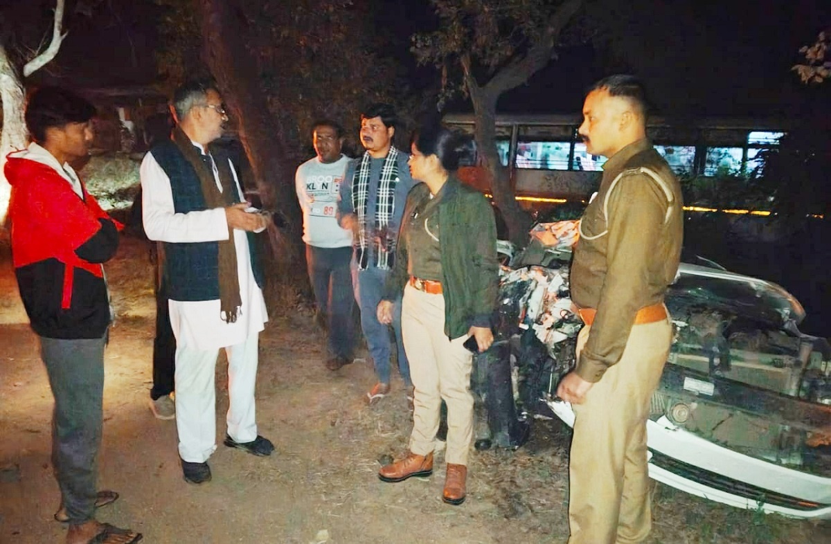 Roadways bus and car collide on Banda-Fatehpur road youth killed three injured