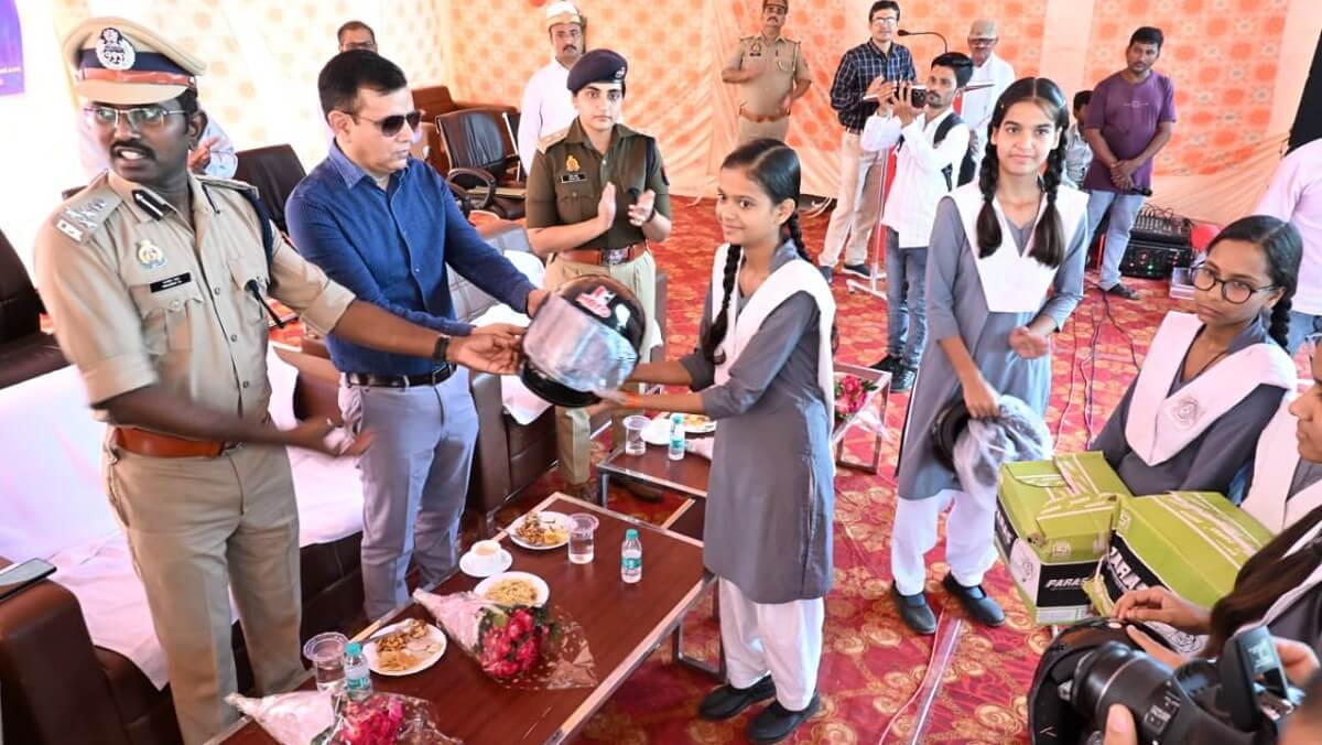 Banda Commissioner Ajit Kumar and DIG Rajesh S. inaugurated Traffic Month