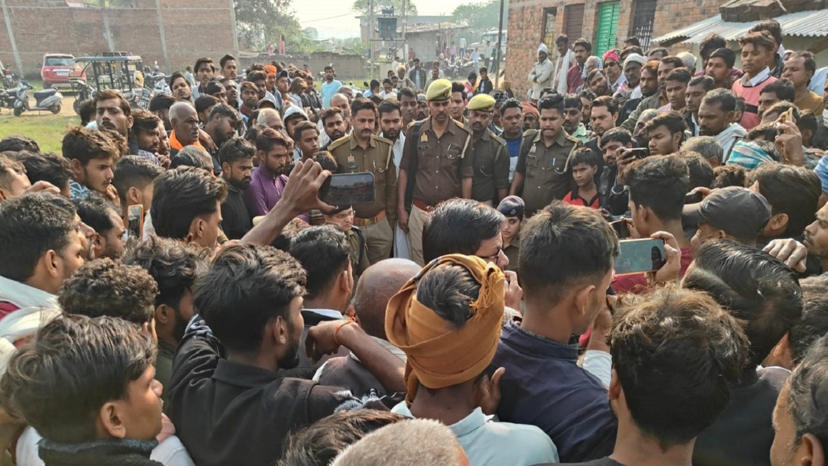 Youth dies after being beaten protest against police negligence in Banda