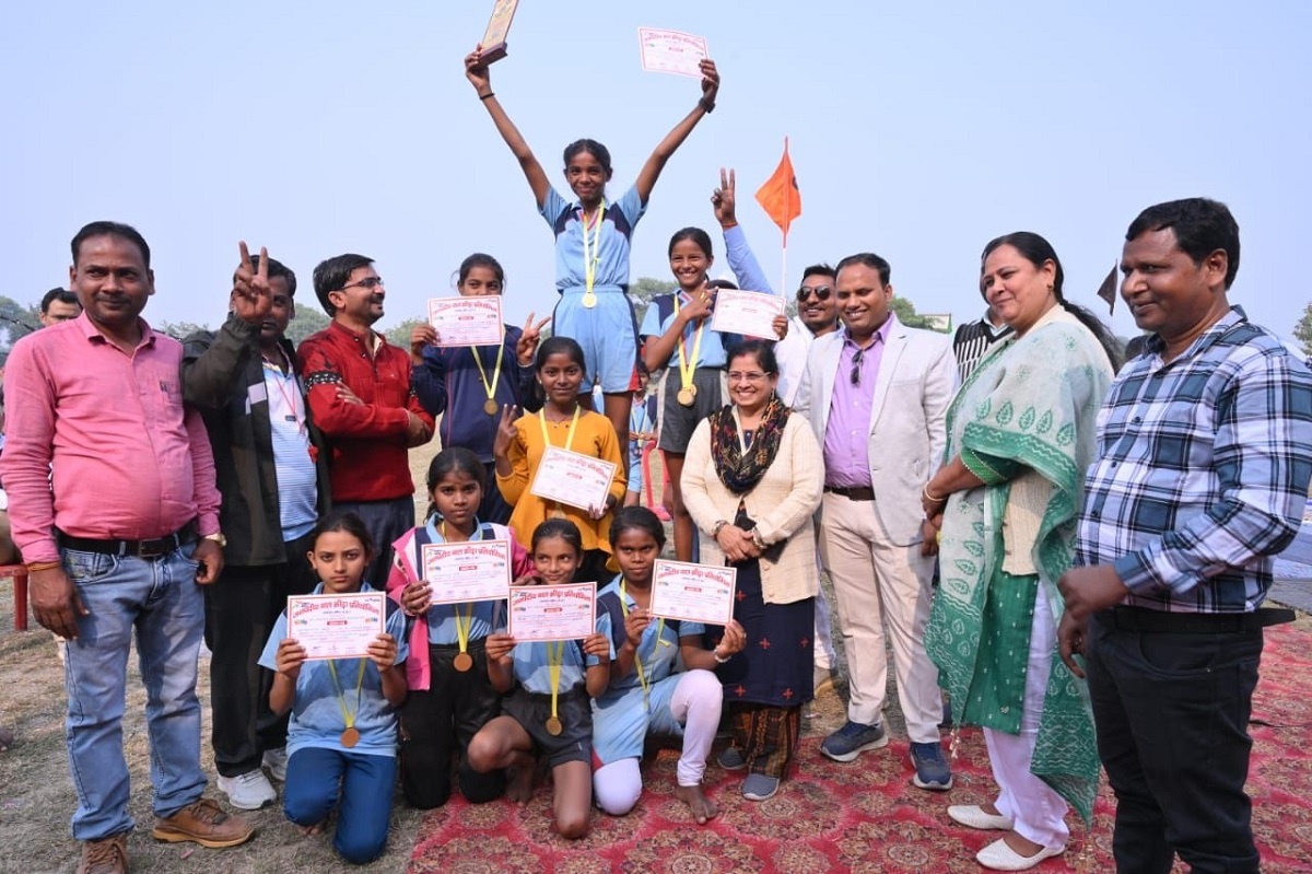 Banda: Children from government schools gave unique presentation of cultural programs