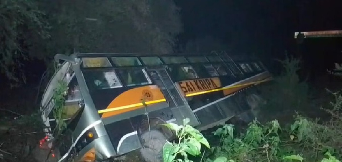 Banda: Bus full of school children overturned-condition of five critical