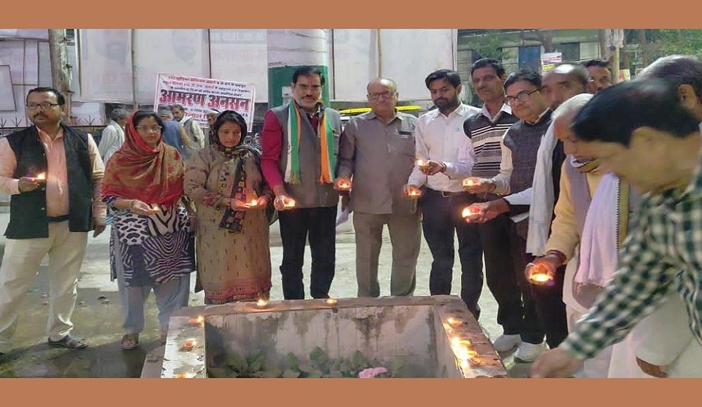 in Banda Congress workers paid tribute