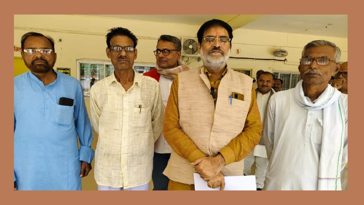 Congressmen in Banda raised demand for compensation to farmers 