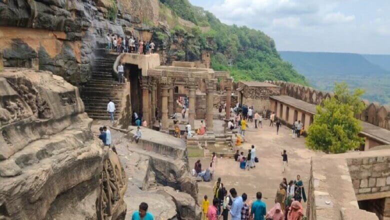 बांदा: कालिंजर दुर्ग में पत्थर गिरने से 6 श्रद्धालु घायल