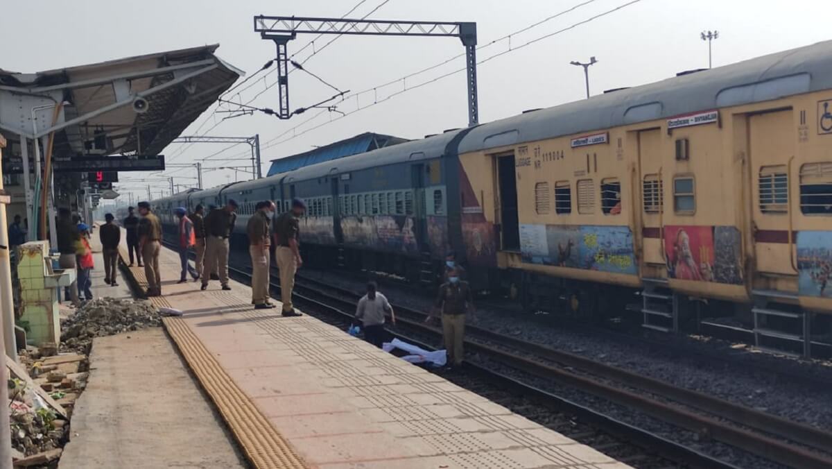 big-news-from-up-six-devotees-killed-after-being-hit-by-train-in-mirzapur
