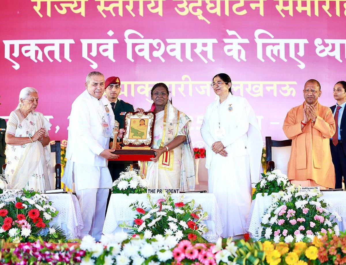 President Droupadi Murmu and cmyogi in Lucknow Programe of Brahama kumari.jpg