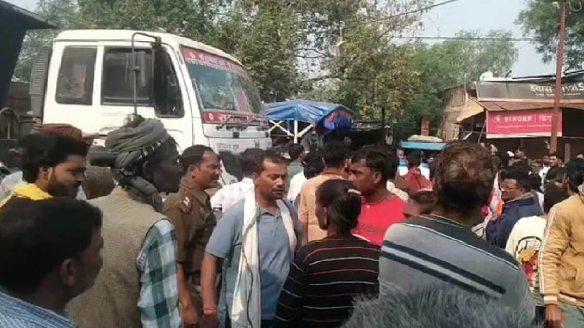 Banda: Student crushed by dumper-dies on spot-crowd blocks highway 