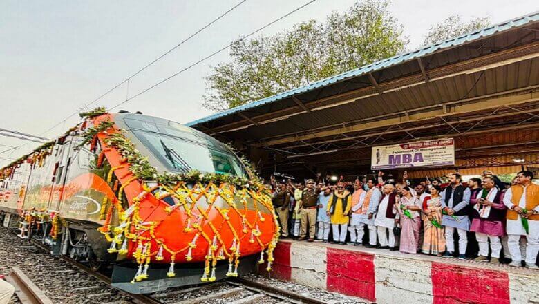 Vande Bharat Express in Banda on its first day-welcomed by MLA and MP
