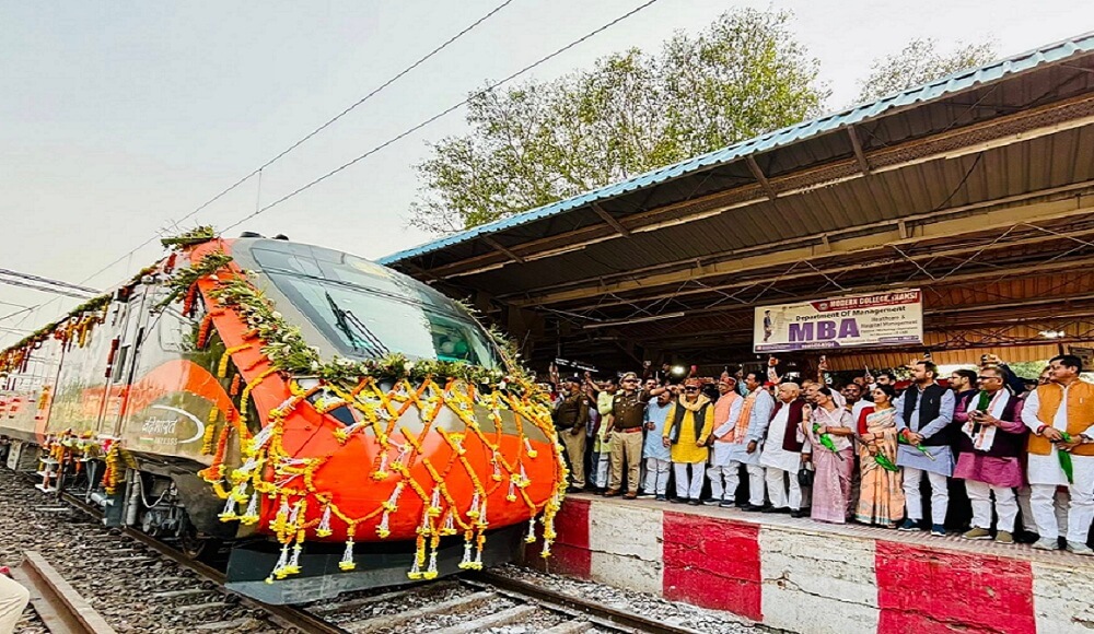 Vande Bharat Express in Banda on its first day-welcomed by MLA and MP