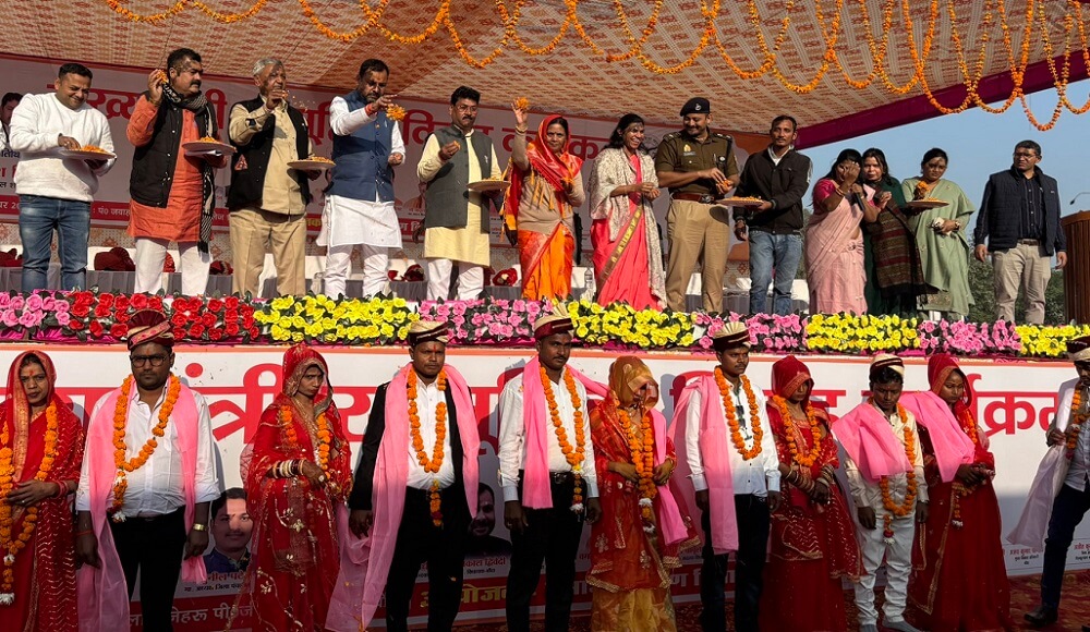 751 couples got married by Chief Minister organized mass marriage program in Banda