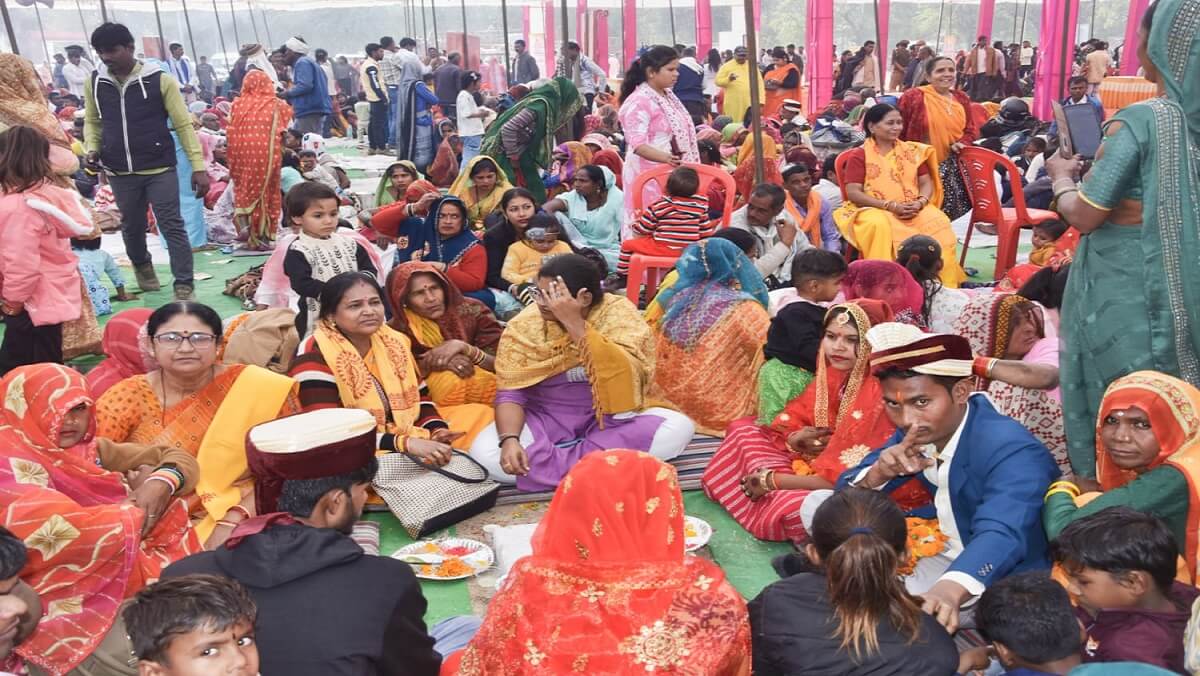 751 couples got married by Chief Minister organized mass marriage program in Banda